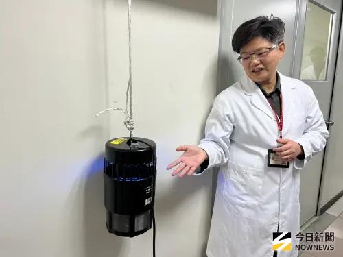 ▲為了防範蚊子「逃獄」，實驗室多處角落部署了捕蚊燈和誘蚊桶。（圖／記者張乃文攝）