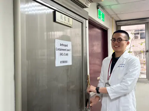 ▲實驗室委託屏東業者專門採集不帶病毒的豬血，並透過模擬皮膚及溫度，一週餵食蚊子一次血，促進蚊子產卵。（圖／記者張乃文攝）