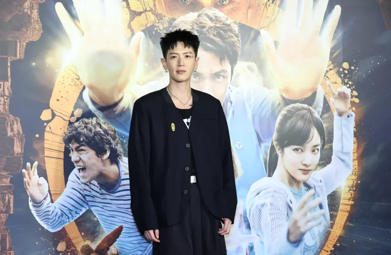 ▲柯震東（如圖）出席《功夫》首映會，被片中的師父戴立忍爆料，曾經帶床和棉被到片場補眠。而片中有扮醜的王淨，表示不怕醜到底，永遠都可以有更醜的造型。（圖／記者嚴俊強攝）