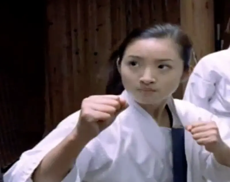 ▲林依晨（如圖）曾在拍《空手道少女組》被踢飛場面時折到脖子，一旁的吳震亞看到嚇到，多年後仍難忘，後來他為了拍片安全，去考急救員執照。（圖／摘自ckun YT） 　　