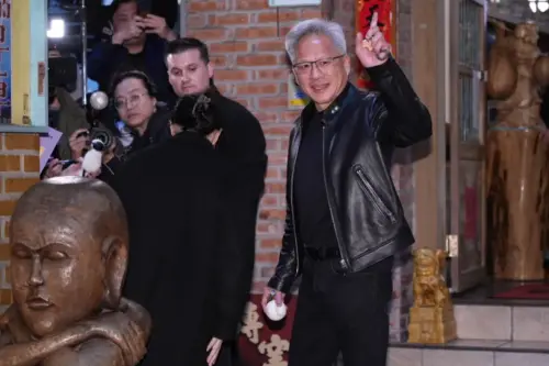 Huang waves at the press at his "Trillion-dollar Dinner" with leaders of TSMC and other Taiwanese firms. (TCN)