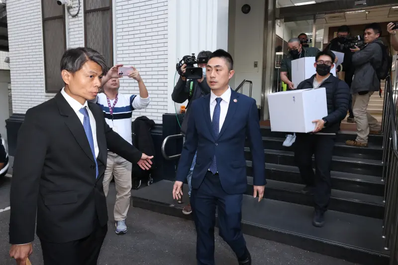    ▲台北地檢署主任檢察官曾揚嶺（中）、調查局國安站主任楊任之（左）帶隊前往立院，歷經約７小時才結束搜索。（圖／NOWNEWS攝影中心）  