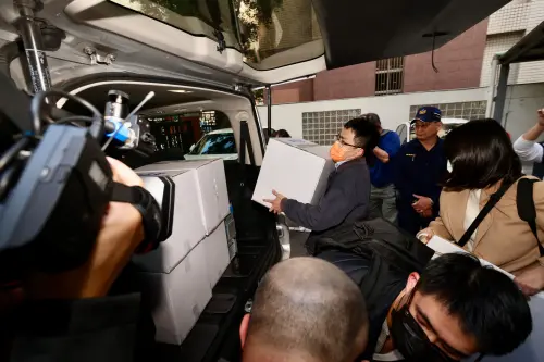 ▲檢調從高金素梅立院辦公室扣押7箱證物上車。（圖／NOWNEWS攝影中心）