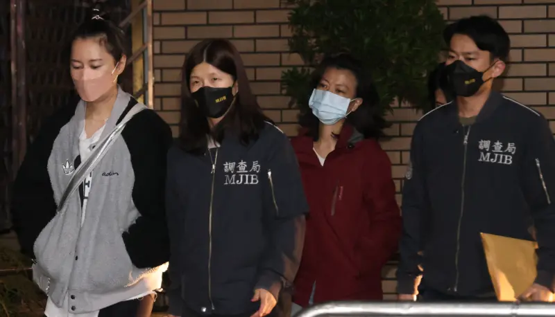    ▲高金素梅助理張俊傑的女兒雲姓女子（左一）、林姓前助理（右二），由調查官押解到北檢複訊。（圖／NOWNEWS攝影中心）  