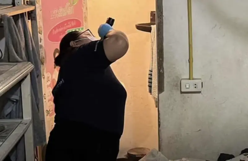 ▲泰國暖武里府一處住宅近日發生憾事，一對父子被發現倒臥家中浴室，疑因觸電身亡。（圖／翻攝自臉書）