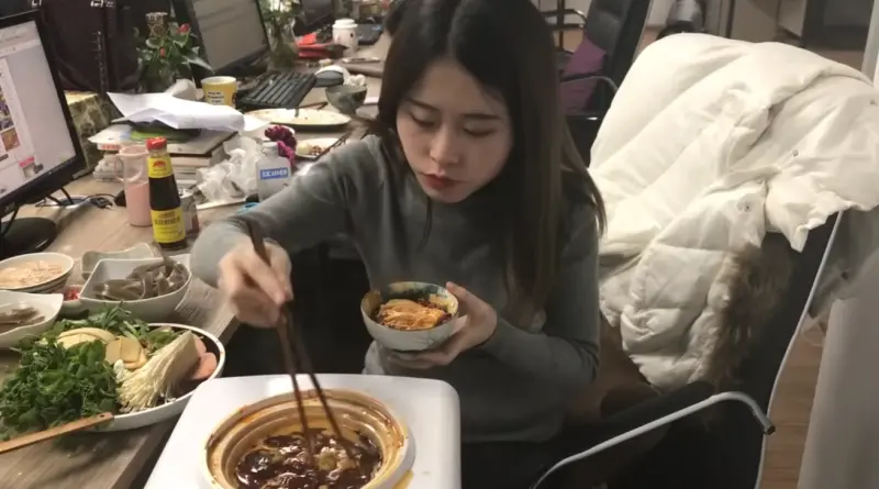 ▲中國網紅「辦公室小野」在2017年憑藉一部「辦公室飲水機煮火鍋」影片在網路爆紅。（圖／翻攝自Youtube／辦公室小野）