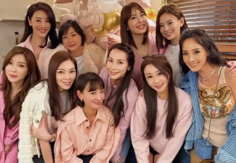 ▲關穎（前排右1）揪曾馨瑩（前排左2）、賈永婕（後排右2）等人開貴婦趴，還開心喊：「姐妹比男人可靠」。其中有眼尖網友發現，關穎身上背的牛仔包竟要價12萬，再度引發熱議。（圖／關穎IG@kwanterri）