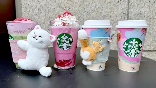 ▲今星巴克櫻花杯開喝「草莓風味抹茶那堤」中160元、 大175元、特大190元，「粉紅草莓星冰樂」中170元、大190元、特大210元。（圖／記者蕭涵云攝）