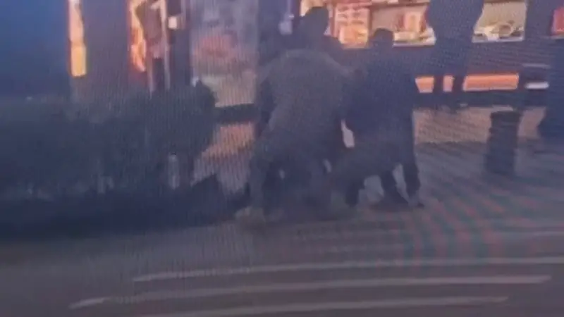 ▲台北市大安區光復南路3日發生一起恐怖案件，一名25歲張姓男子因積欠債務遭到5名壯漢當街擄走。（圖／翻攝畫面）