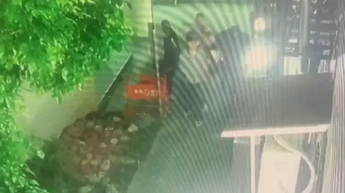 ▲張男遭到暴力拉扯企圖強押上車，警方急逮包含許女在內涉案6人。（圖／翻攝畫面）