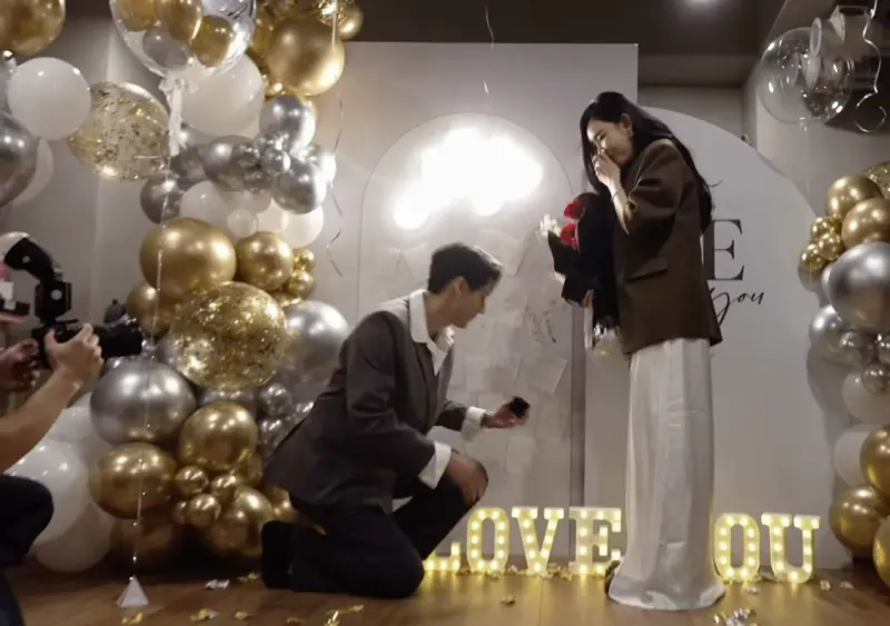 ▲許允樂（右）公開老公李玉璽（左）浪漫求婚影片，是一個平凡工作夜晚裡的驚喜，李玉璽單膝下跪求婚，她一句我願意把男友變老公。（圖／翻攝自許允樂IGbyleway）