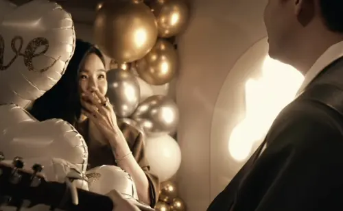 ▲李玉璽（右）精心策劃求婚，有鮮花氣球，還有自彈自唱，許允樂（左）的親友也都到現場見證。（圖／翻攝自許允樂IG@byleway）