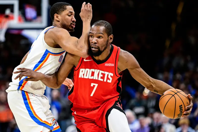 ▲休士頓火箭球星杜蘭特（Kevin Durant）曾在2021年被場邊球迷拍到，他的小腿皮膚乾燥，進而成為球迷調侃對象，今（11）日杜蘭特發布代言護膚乳廣告，引起球迷熱議。（圖／美聯社／達志影像）
