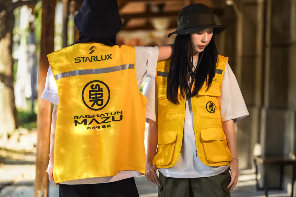 ▲聯名背心採用反光材質與多功能口袋設計，讓香燈腳們在長途跋涉的朝聖之路上，兼顧便利與安心。（圖／星宇航空提供）