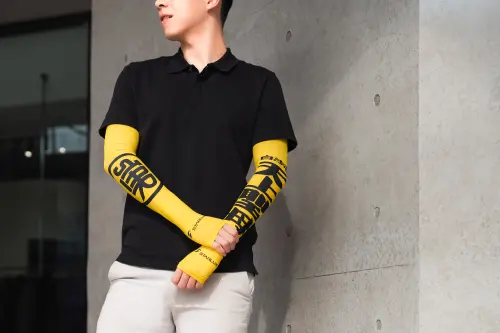 ▲全新設計的「白沙屯媽祖聯名袖套」，讓傳統文化與時尚機能並行。（圖／星宇航空）