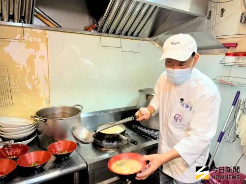 ▲現年70多歲的立哥，至今仍每天凌晨親自到基隆漁市挑選最新鮮的漁獲，一天工時超過12小時。（圖／記者張乃文攝）