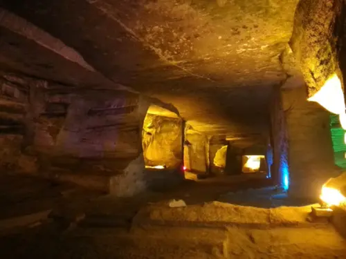 ▲花山謎窯內部景觀，顯然非天然形成，但古人大規模開鑿此處石窟，採用的技術、用途都很神秘。（圖／翻攝自攜程網站）