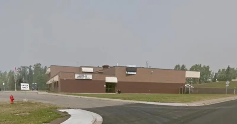 ▲加拿大卑詩省東北部城鎮坦布勒嶺（Tumbler Ridge）坦布勒嶺中學10日發生槍擊案，造成10死25傷。（圖／翻攝自Ｘ／DeUna_MX）