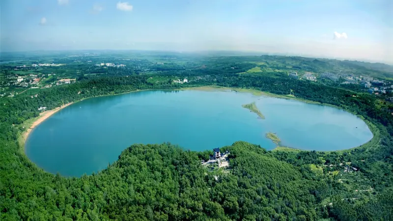 ▲湖光岩的湖水永遠清澈、明淨如鏡。（圖／翻攝自湖光岩風景區官網）