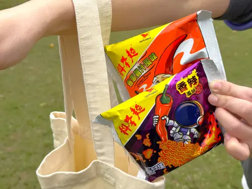 ▲ 多樣的科學麵口味，有「香辣風味(前方包裝)」和「香蔥雞汁(後方包裝)」等口味