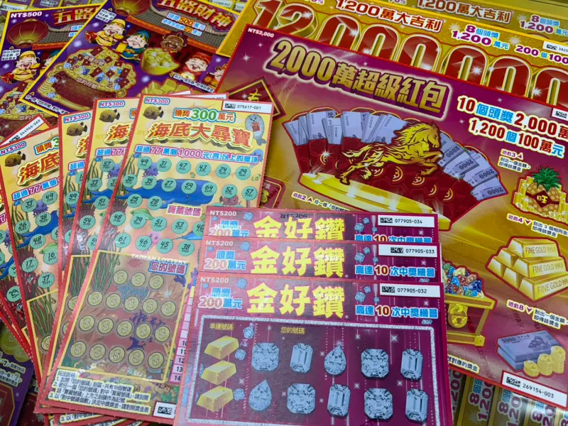 ▲這週末即將迎來春節，一年一度刮刮樂盛典可以說是準備登場，許多民眾過年都會到彩券行購買刮刮樂試手氣。（圖／記者張嘉哲攝）