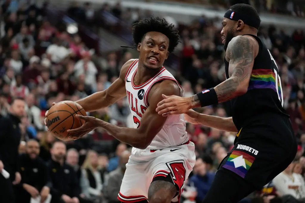 ▲芝加哥公牛後衛塞克斯頓（Collin Sexton）在昨（10）日對上布魯克林籃網的比賽中，對籃框怒比中指，遭聯盟開罰3.5萬美元（約合新台幣110萬）（圖／美聯社／達志影像）