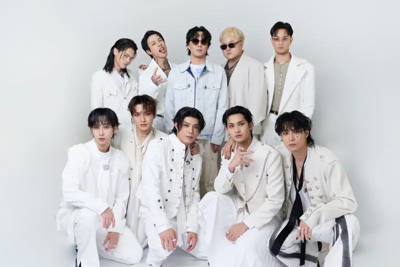 ▲蕭煌奇（後排右3）攜手TRASH﹑FEniX一起參與《2026超級巨星紅白藝能大賞》，他表示今年過年不一樣，要第一次陪老婆回家過年，而且娘家的紅包絕對不能少。（圖／華納音樂提供）