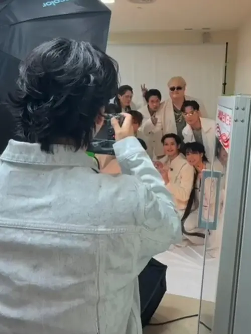 ▲蕭煌奇解鎖新技能，掌鏡幫同門師兄弟們合照。（圖／華納音樂提供）