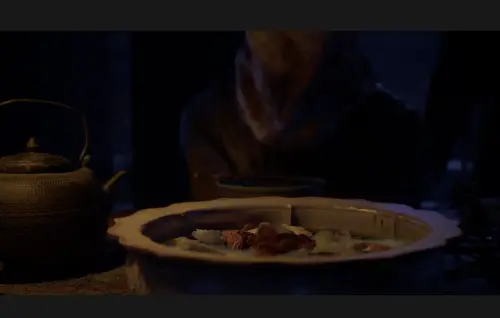 ▲《黑神話：鍾馗》首支實機影片，最後以廚師上菜給一名戴頭套的神秘男子來結尾。（圖／Black Myth YouTube）