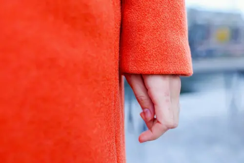 ▲民眾通常認為過年就是要穿紅色，代表喜氣洋洋帶好運，但赤馬年講求「宜潤不宜燥」，紅色剛好屬火，過旺會帶來火氣與火爆。（圖／取自unsplash）