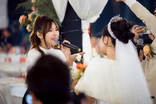 陳佩賢突襲粉絲婚禮！獻唱〈鹹酸甜〉惹哭新娘　還順道當了證婚人
