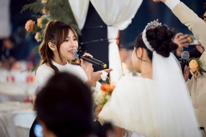 ▲歌手陳佩賢（左）突襲粉絲婚禮獻唱，還順道當了證婚人，讓新娘感動得哭了。（圖／福茂唱片提供）