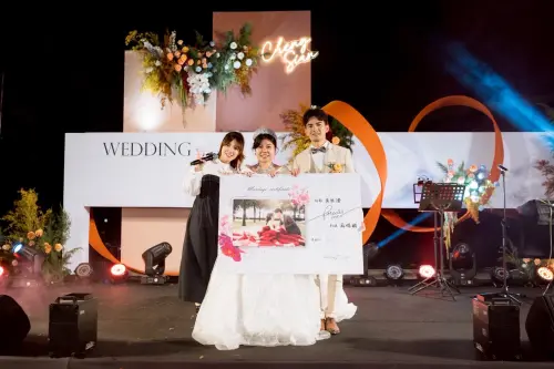 ▲陳佩賢（左）擔任一日婚禮歌手，新娘（中）是她的粉絲，驚喜由新郎（右）一手策劃。（圖／福茂唱片提供）