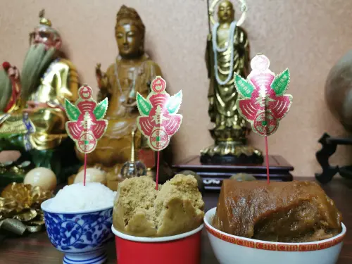 ▲神明前及公媽靈前，供年粿、發糕、春飯，飯上插春字剪紙、紙花，紙花又叫春仔花、飯春花，「春」諧音「剩」，有歲月餘糧，年年食不盡的吉祥意。（圖／楊登嵙提供）