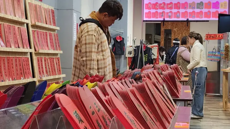 ▲艾菲爾老師今日發文分享新年包紅包的4大禁忌，提醒大家千萬別拿去年的舊紅包袋包給別人，否則恐讓好運過期。（圖／記者吳翊緁攝）