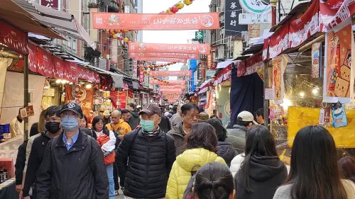 ▲台北市迪化年貨大街出現滿滿逛街人潮。（圖／記者吳翊緁攝）