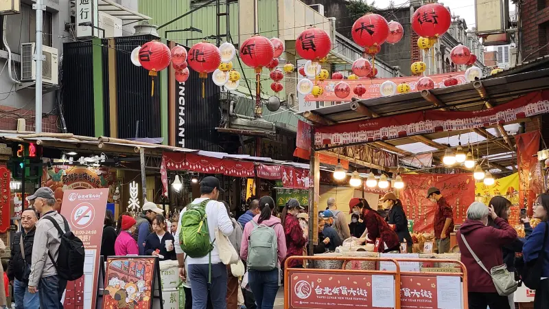 ▲消保處稽查全台年貨大街磅秤及食品標示，其中磅秤有3家不合格，但都是秤的分量較多，對消費者有利。（圖／記者吳翊緁攝）