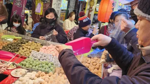 ▲消保處表示，年貨大家有3家磅秤不合格，但都是對消費者有利。（示意圖，非本文當事店家／記者吳翊緁攝）