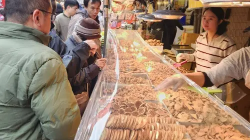 ▲消保處提醒，購買年貨前要注意食品標示。（圖／記者吳翊緁攝）