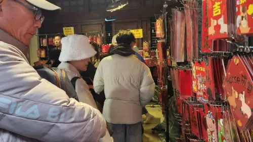 ▲完成大掃除後，就能提前在小年夜貼春聯，不過民間認為貼春聯最旺時機還是在除夕上午至中午前。（圖／記者吳翊緁攝）