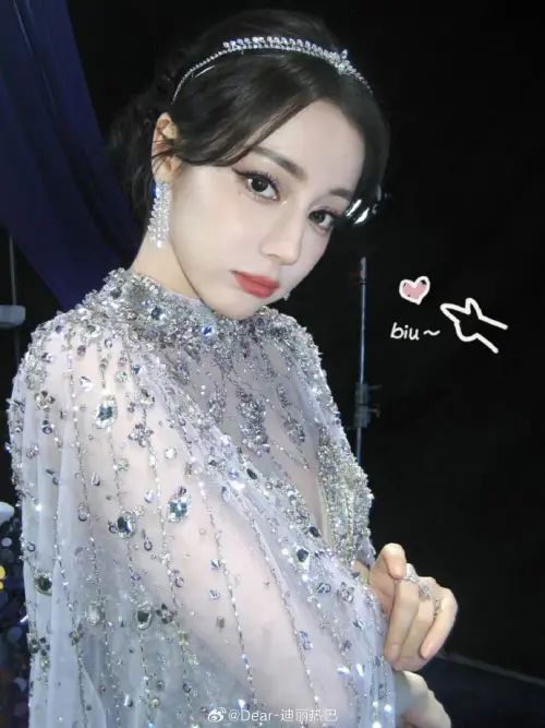 ▲迪麗熱巴說自己不買房是因為覺得住在飯店很方便。（圖／微博＠ Dear-迪麗熱巴）