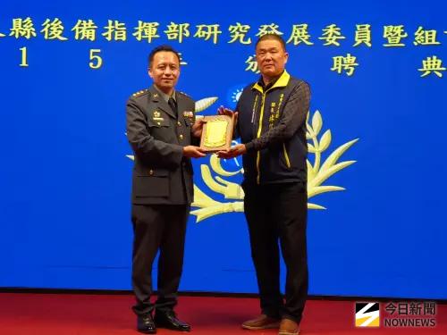 ▲指揮官李中文頒發屏東縣市委顧團團長林信佑聘書。（圖／記者莊全成攝，2026.02.11）