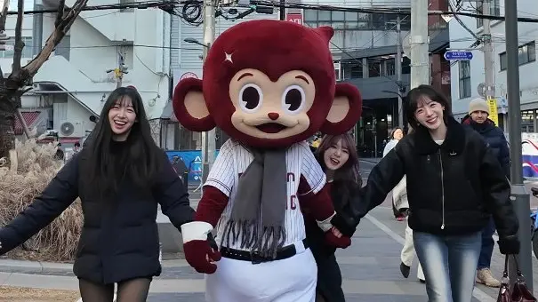 ▲樂天三本柱河智媛（右起）、廉世彬、禹洙漢續前緣！與樂天桃猿續約：「2026年繼續創造幸福回憶！」（圖／樂天桃猿提供）