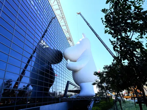 好想叫面壁的他擦玻璃！台中會展中心20公尺「照鏡姆明」看什麼？
