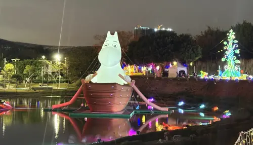 ▲划船姆明是逛燈會必拍重點。（圖／記者顏幸如攝，2026.02.11）