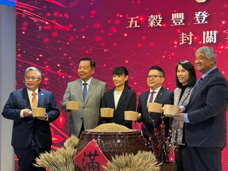 ▲台股今日蛇年封關，最後一天交易日收盤大漲逾532.74點，站上33000點關卡。（圖╱記者林汪靜攝）