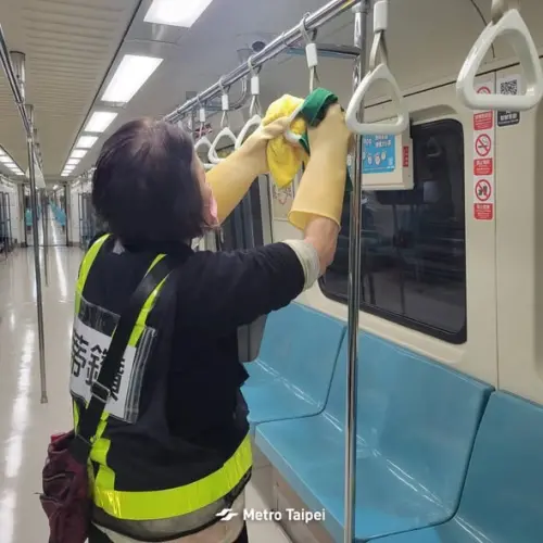 ▲台北捷運系統能夠每天都維持乾淨整潔的幕後功臣，就是深夜出動的清潔人員們。（圖／台北捷運公司）