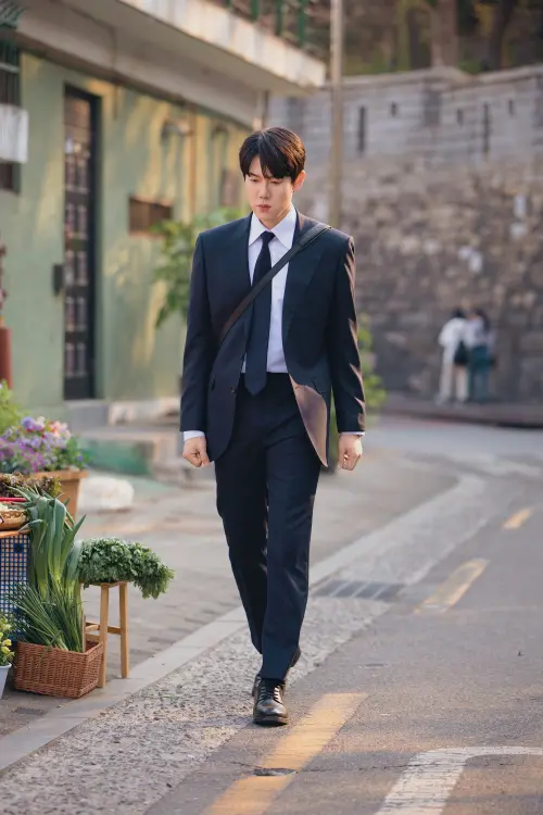 ▲柳演錫（如圖）在新戲《神與律師事務所》中飾演能看見鬼魂的正義律師，攜手另一位菁英律師李絮上演法律攻防好戲，三月將在Hami Video獨家播出。（圖／Hami Video 提供）