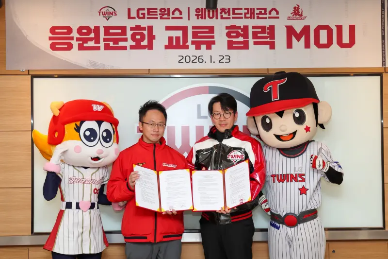 ▲味全龍營業部總監（左）與LG TWINS球團經營負責人（右）簽署年度雙邊合作。（圖／味全龍提供）