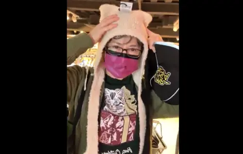 力挺本土品牌！蕭美琴現身NET挑新衣　帶「貓帽子」迎新春
